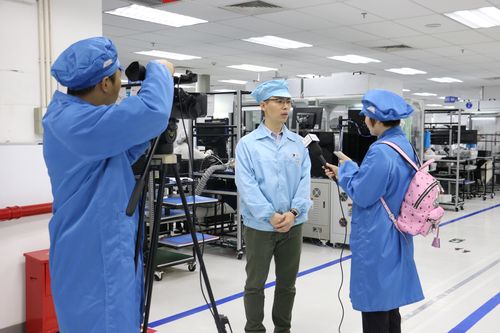 产品事业部生产车间,封兴介绍到,目前随著深科技的产业升级和智能工厂